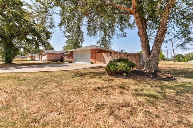 1073 Harrison Street, Harrah, OK 73045