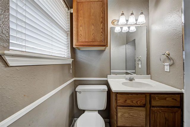 1073 Harrison Street, Harrah, OK 73045