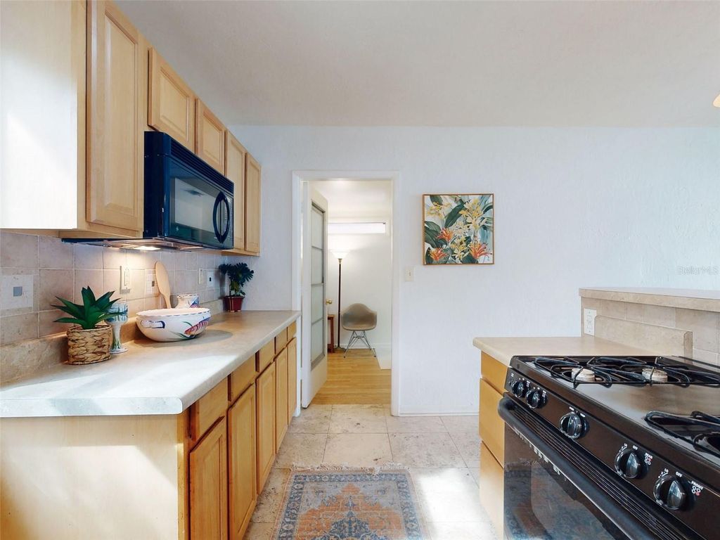 Image 11 of property listing at 823 E 10TH AVENUE, New Smyrna Beach, FL 32169