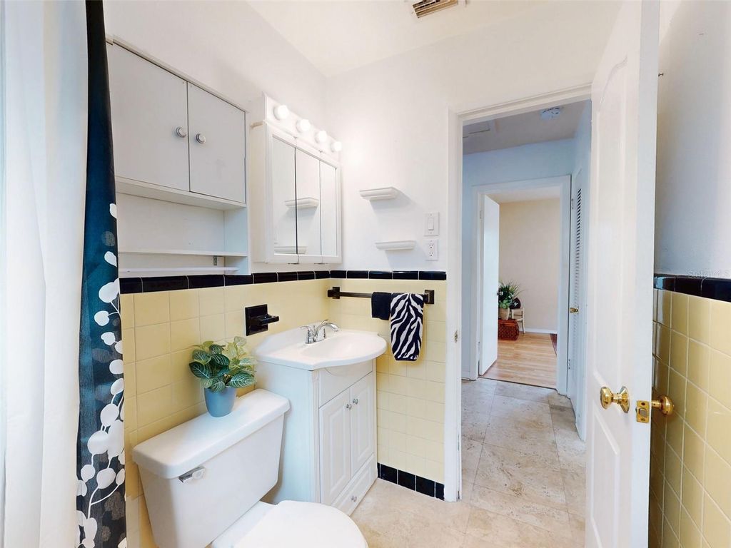 Image 19 of property listing at 823 E 10TH AVENUE, New Smyrna Beach, FL 32169