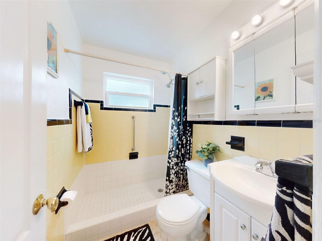 Image 20 of property listing at 823 E 10TH AVENUE, New Smyrna Beach, FL 32169