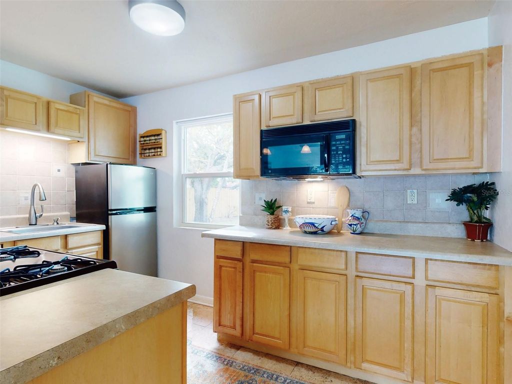 Image 10 of property listing at 823 E 10TH AVENUE, New Smyrna Beach, FL 32169