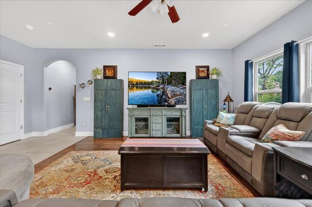 6189 E Farrin Avenue, Fresno, CA 93727