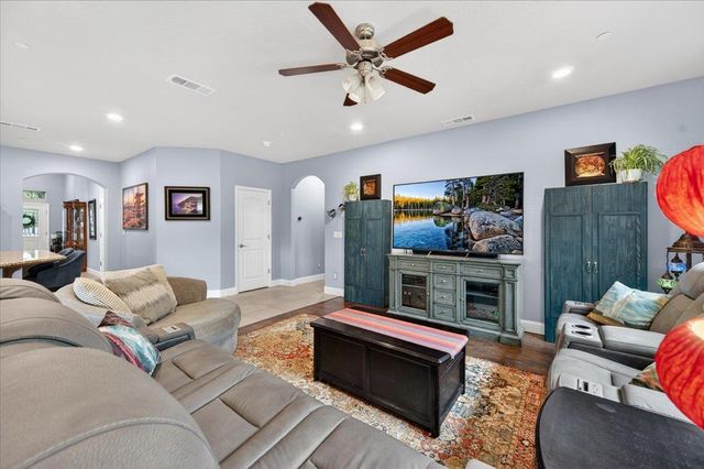 6189 E Farrin Avenue, Fresno, CA 93727