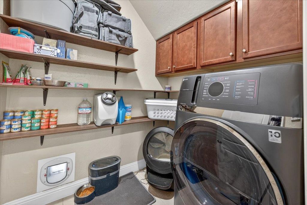 Image 8 of property listing at 6189 E Farrin Avenue, Fresno, CA 93727