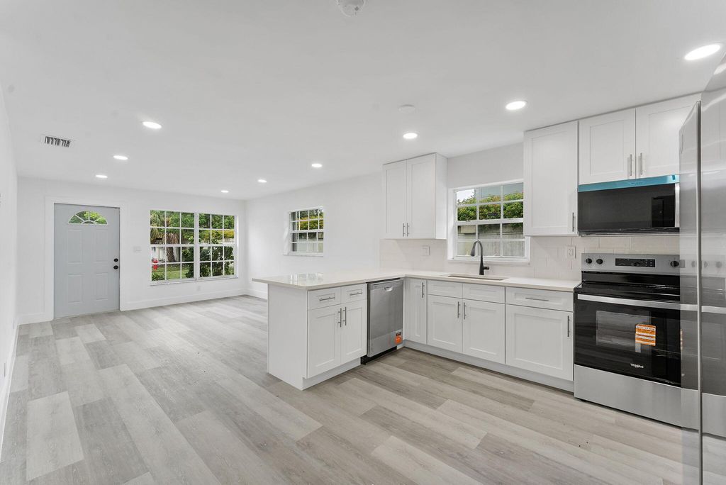 441 NW 2ND Avenue, Deerfield Beach, FL 33441
