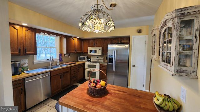 1989 PIERCE DR, Whitehall, PA 18052