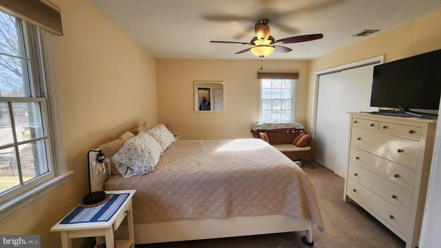 1989 PIERCE DR, Whitehall, PA 18052