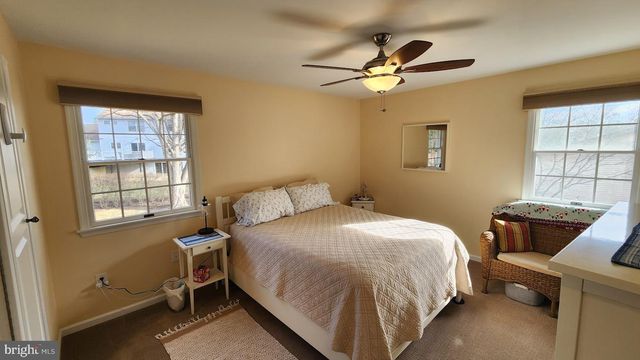 1989 PIERCE DR, Whitehall, PA 18052