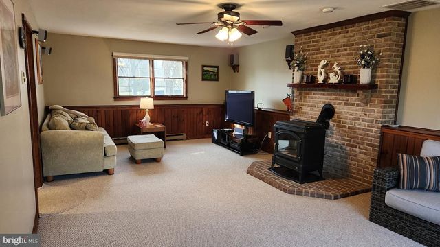 1989 PIERCE DR, Whitehall, PA 18052