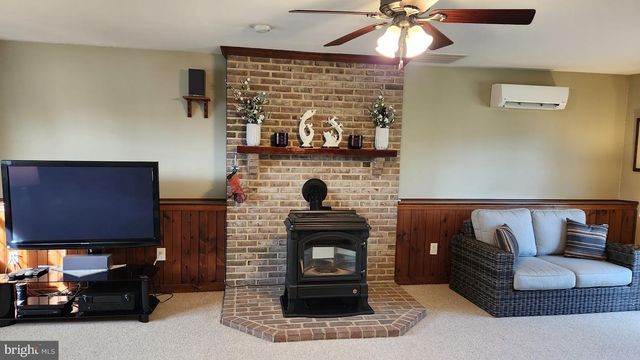 1989 PIERCE DR, Whitehall, PA 18052