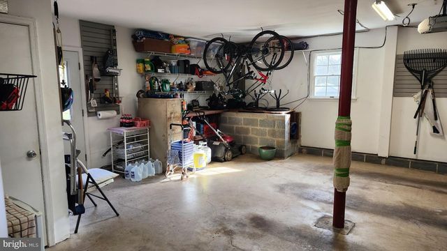 1989 PIERCE DR, Whitehall, PA 18052