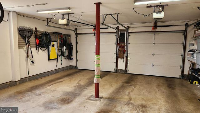 1989 PIERCE DR, Whitehall, PA 18052