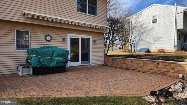 1989 PIERCE DR, Whitehall, PA 18052