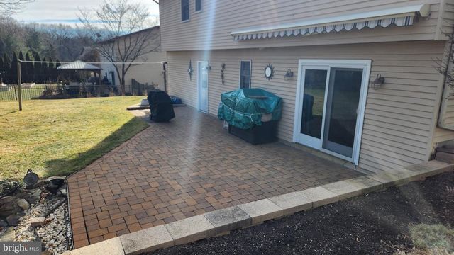 1989 PIERCE DR, Whitehall, PA 18052