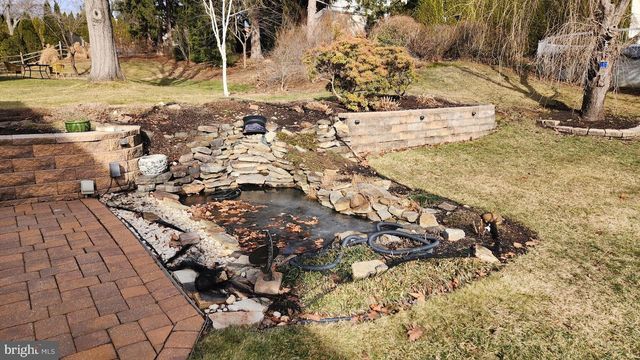 1989 PIERCE DR, Whitehall, PA 18052