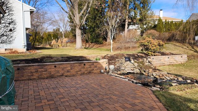 1989 PIERCE DR, Whitehall, PA 18052