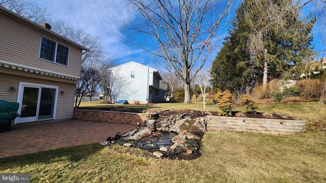 1989 PIERCE DR, Whitehall, PA 18052