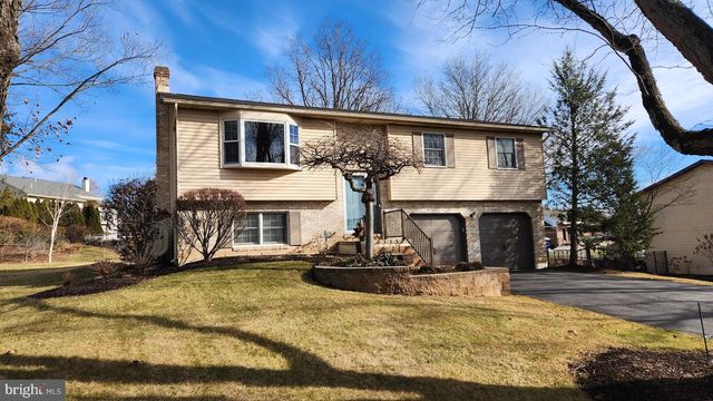 1989 PIERCE DR, Whitehall, PA 18052