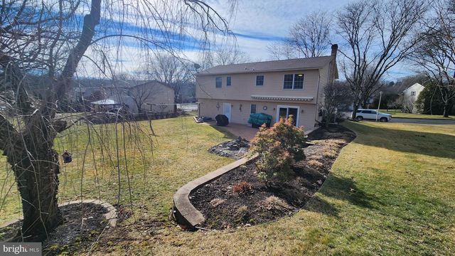 1989 PIERCE DR, Whitehall, PA 18052