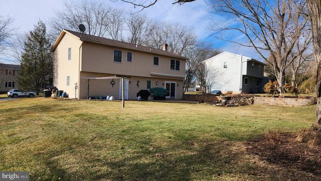 1989 PIERCE DR, Whitehall, PA 18052