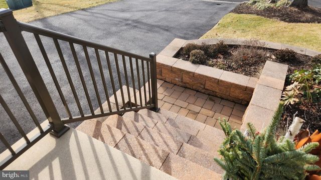 1989 PIERCE DR, Whitehall, PA 18052