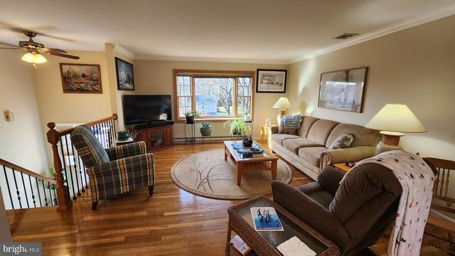 1989 PIERCE DR, Whitehall, PA 18052