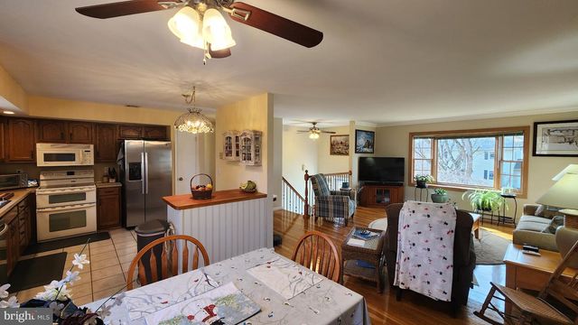 1989 PIERCE DR, Whitehall, PA 18052