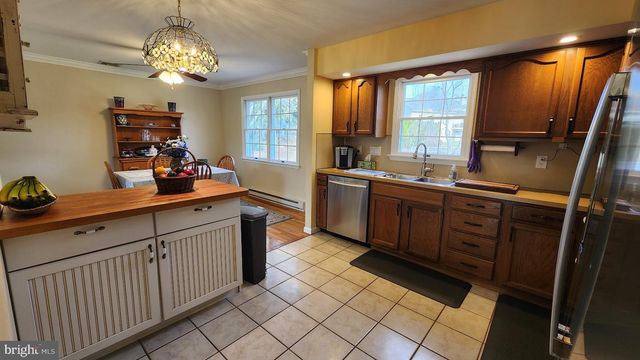 1989 PIERCE DR, Whitehall, PA 18052