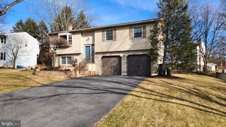 1989 PIERCE DR, Whitehall, PA 18052