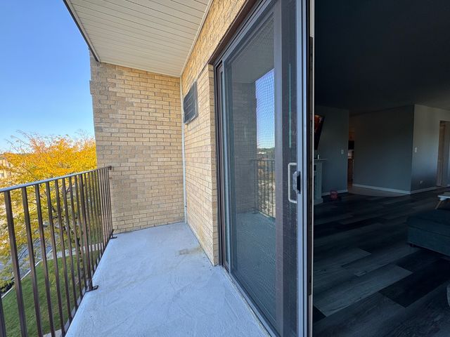 6630 S Brainard Avenue 407, Countryside, IL 60525