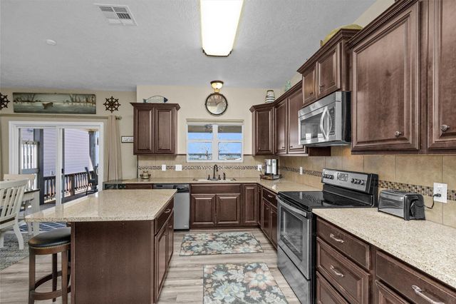 300 Weavers Cove, Livingston, TX 77351