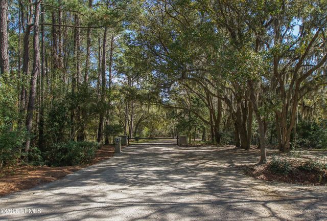 52 Old Smugglers Wharf Road, St. Helena Island, SC 29920