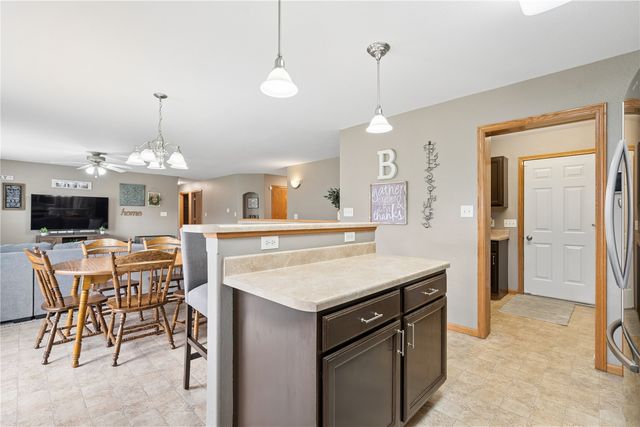 5645 Prairie Hill Ct, Marion, IA 52302