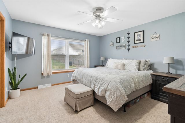 5645 Prairie Hill Ct, Marion, IA 52302