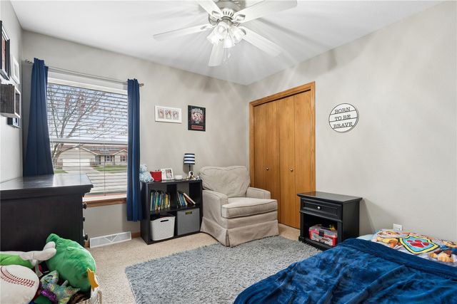 5645 Prairie Hill Ct, Marion, IA 52302