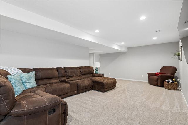 5645 Prairie Hill Ct, Marion, IA 52302