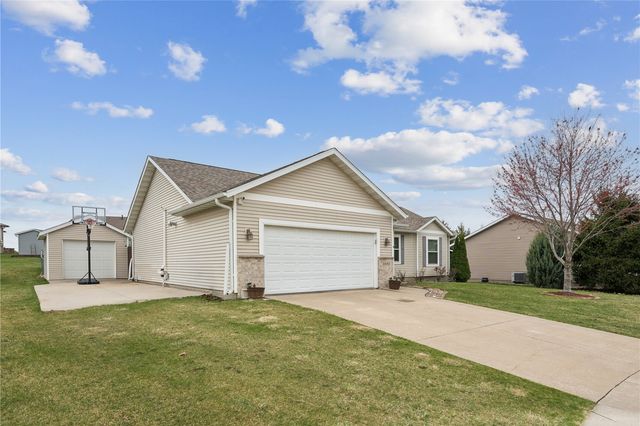 5645 Prairie Hill Ct, Marion, IA 52302