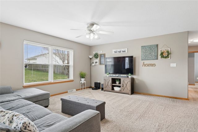 5645 Prairie Hill Ct, Marion, IA 52302