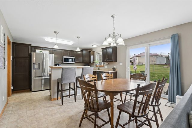 5645 Prairie Hill Ct, Marion, IA 52302