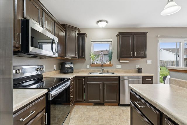 5645 Prairie Hill Ct, Marion, IA 52302