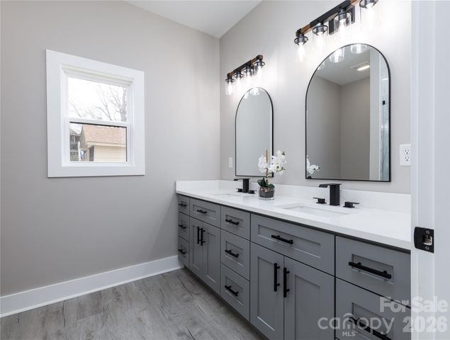 1949 Colonial Lane, Hickory, NC 28601