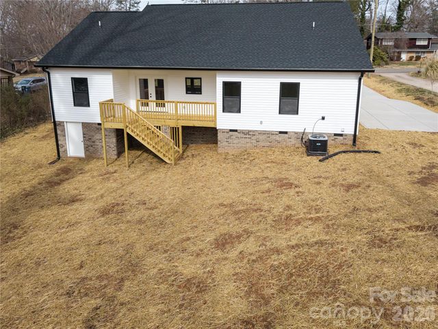 1949 Colonial Lane, Hickory, NC 28601