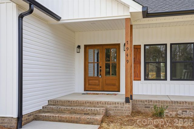 1949 Colonial Lane, Hickory, NC 28601