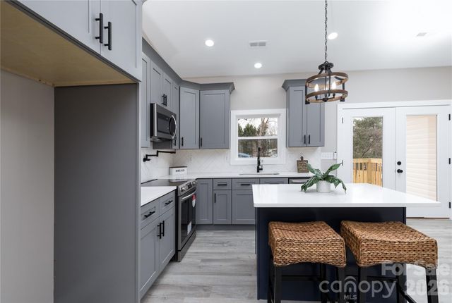 1949 Colonial Lane, Hickory, NC 28601