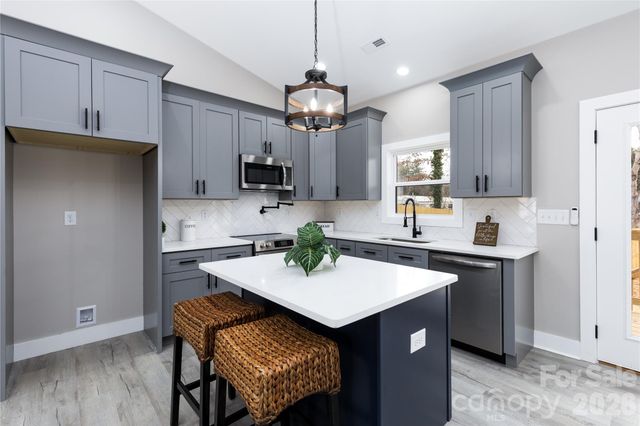 1949 Colonial Lane, Hickory, NC 28601