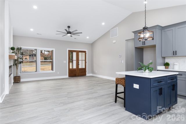 1949 Colonial Lane, Hickory, NC 28601