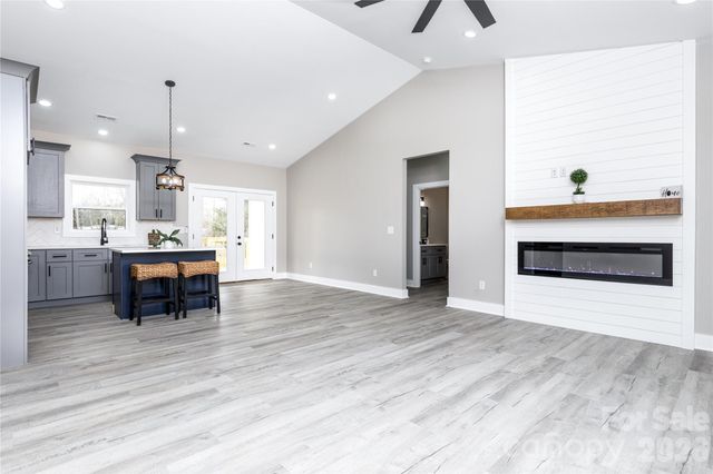 1949 Colonial Lane, Hickory, NC 28601