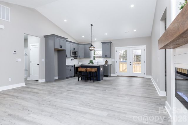 1949 Colonial Lane, Hickory, NC 28601