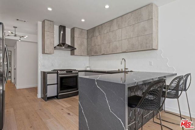 440 N Oakhurst Drive 301, Beverly Hills, CA 90210